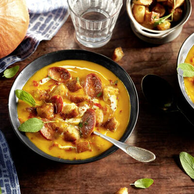 Crema de calabaza con pimientos rojos, chorizo y picatostes de pan con un toque de mermelada