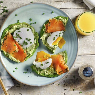 Coques de p&egrave;sols amb alvocat, ou escalfat i salm&oacute;