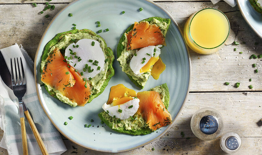 Tortitas de guisantes con aguacate, huevo escalfado y salm&oacute;n