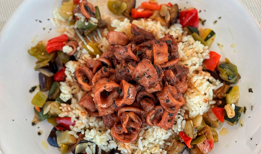 Calamares en salsa de cebolla con arroz y verduritas asadas "propuesta de @cocinalover"
