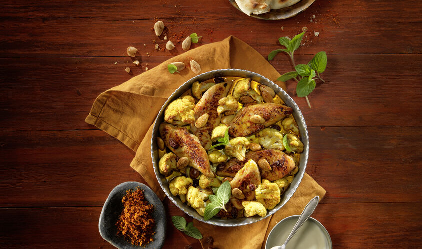 Coliflor oriental al horno con filetitos de pollo y pan naan