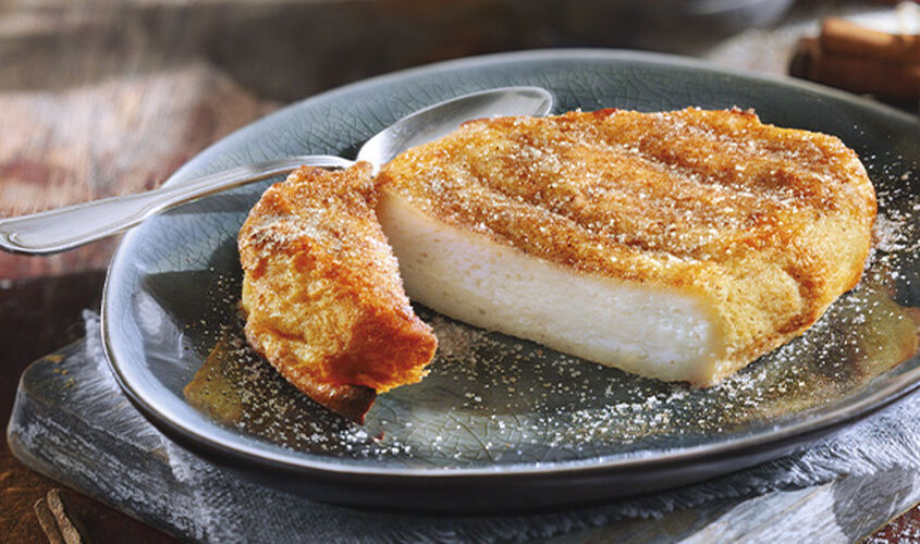 Llesca amb ou caramel·litzada amb sopa de llet merengada i nous