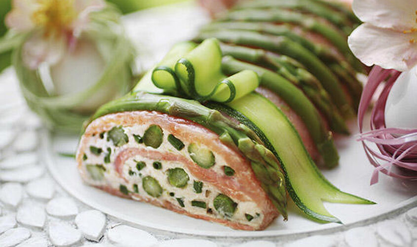 Rollitos de salmón con espárragos