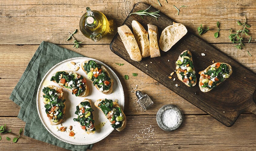 Brushetta d'espinacs a l'estil mediterrani