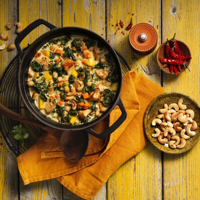 Curry de pollo con kale y garbanzos