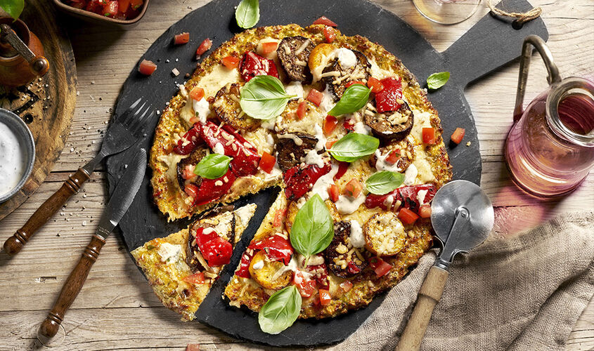 Pizza de br&oacute;coli sin gluten con verduras a la parrilla