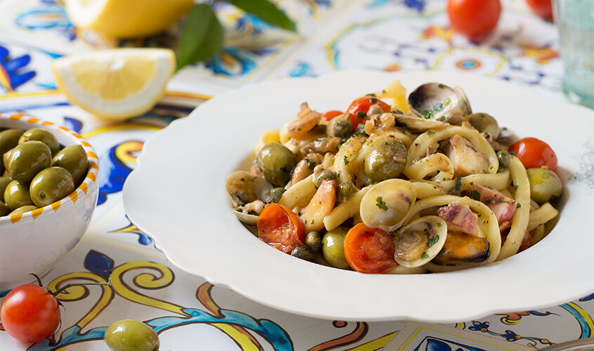 Scialatelli amb mariscs, olives i tàperes