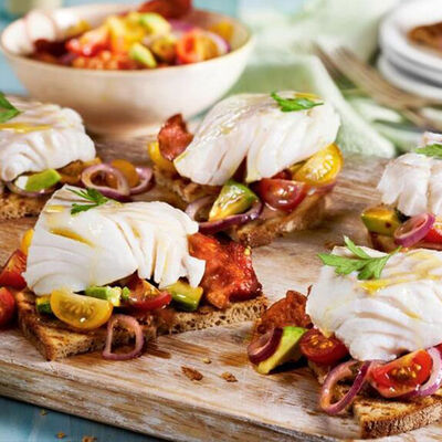 Tosta de bacalao, aguacate y tomate