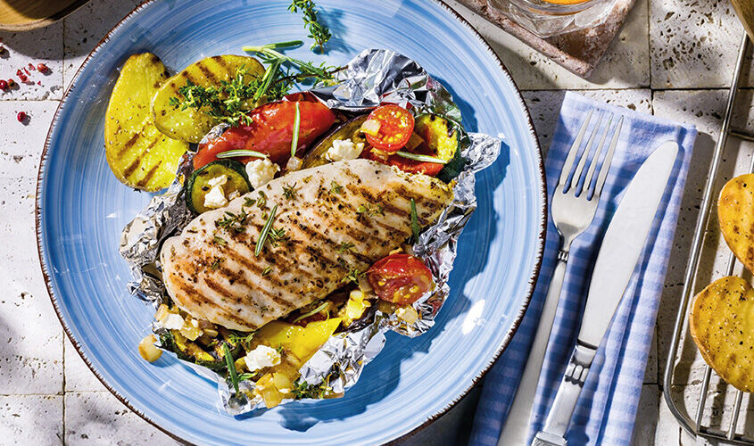 Pechuga de pollo sobre cama de verduras a la parrilla 