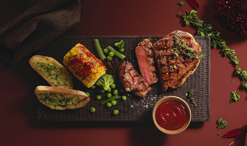 Bistec al grill con mazorcas de maíz a la barbacoa
