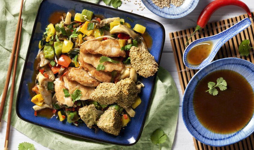 Grills cruixents de mandonguilles de sèsam amb pollastre a la llimona sobre verdures asiàtiques