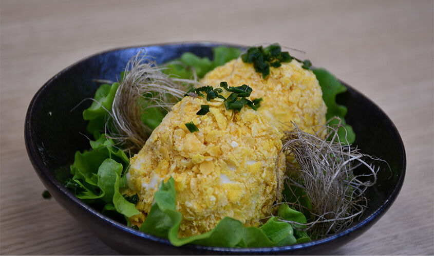 Huevos rellenos de at&uacute;n y copos de ma&iacute;z