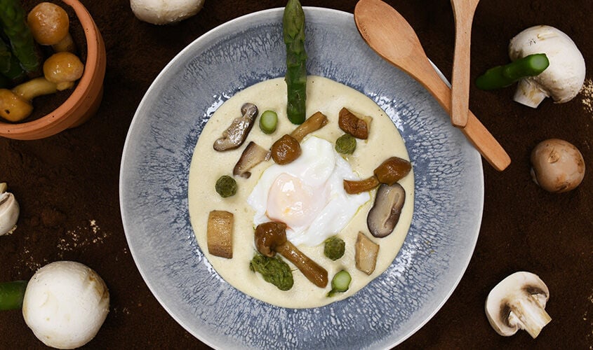 Crema de champi&ntilde;&oacute;n ahumada con esp&aacute;rragos confitados y revuelto de setas. 