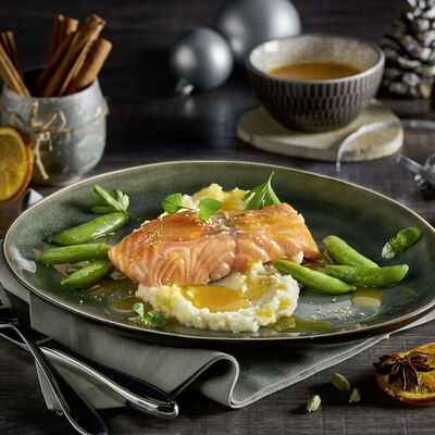 Salmón especiado confitado sobre puré de puerro con edamame