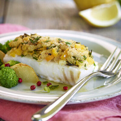 Bacalao con br&oacute;coli y patatas en rodajas