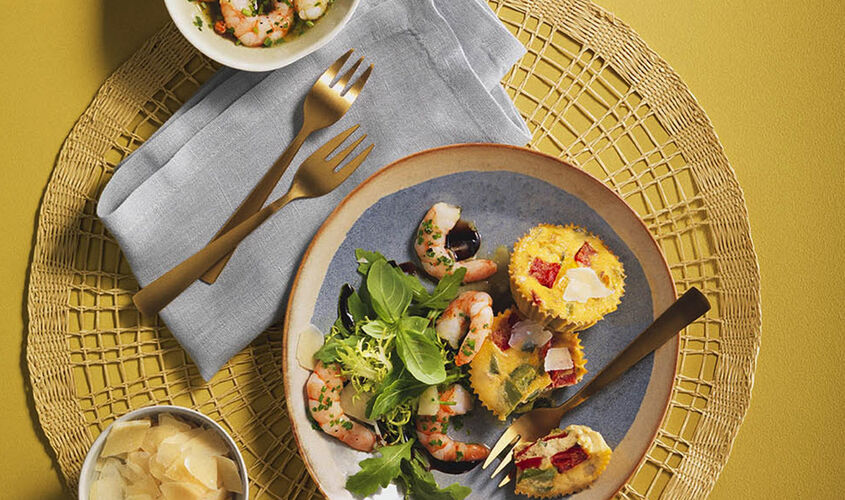 Pastelitos de tortilla y pimientos con gambas en salsa de hierbas aromáticas