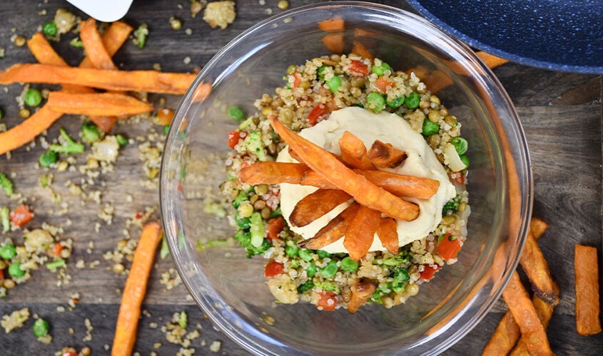 Ensalada de lentejas y quinoa con humus y chips de batata 