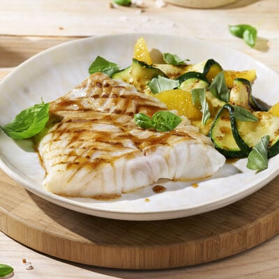 Bacalao a la plancha con ensalada de calabac&iacute;n