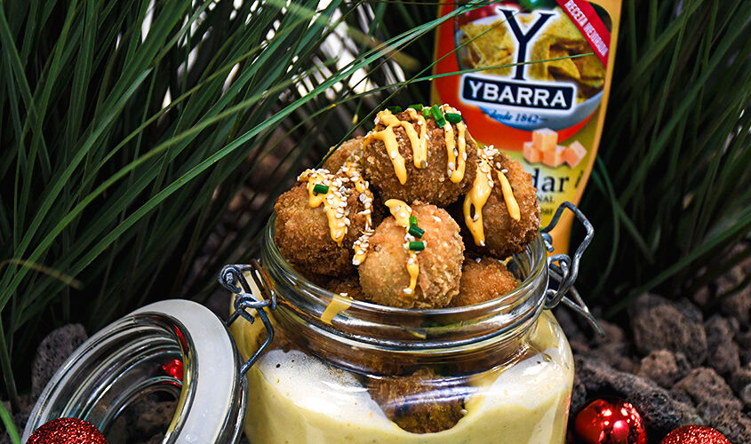 Delicias de vieiras sobre espuma de patata y salsa cheddar
