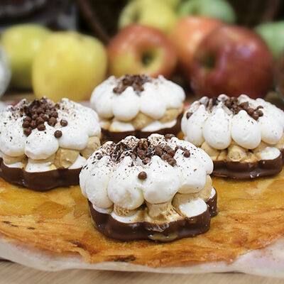 Flor de caramelo con Crumble de manzana asada