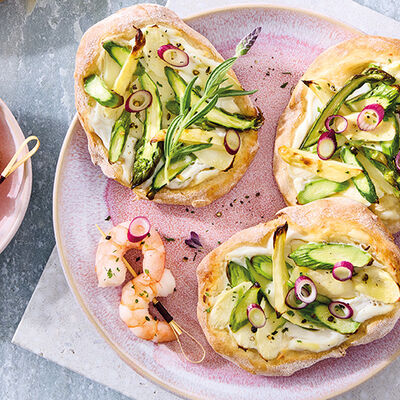 Pizzettis de esp&aacute;rragos y crema ib&eacute;rica de queso con colas de gamb&oacute;n 