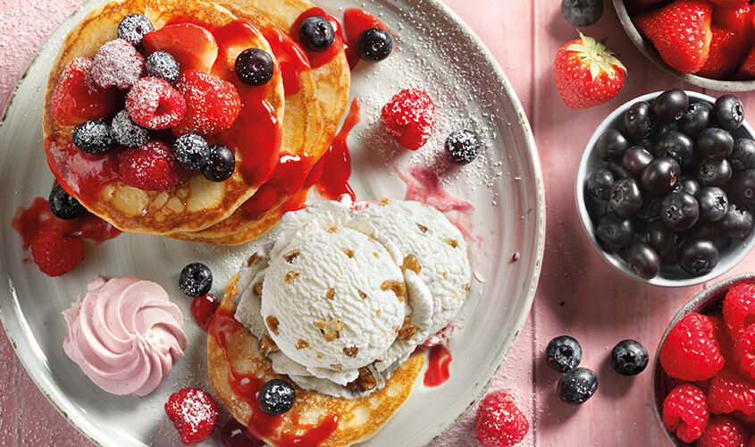 Torre de panqueques amb fruites vermelles, crema de gerds i gelat de nous 