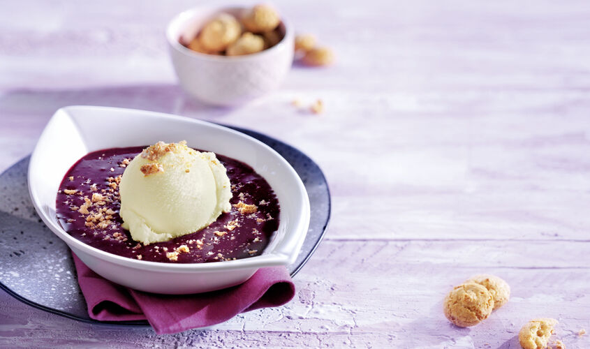Postre de ar&aacute;ndanos con helado de vainilla bourbon y amarettini