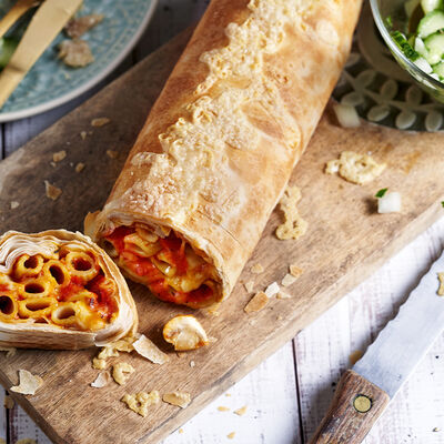 Enrotllat de pasta italiana amb amanida de cogombre