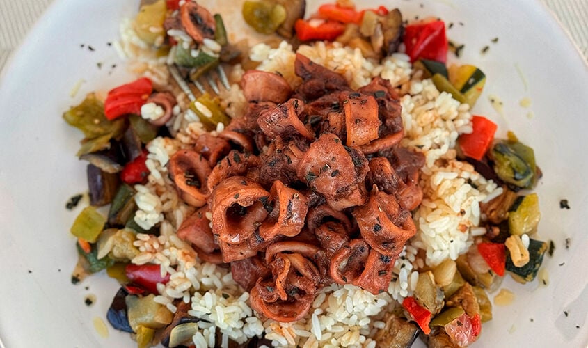 Calamars amb salsa de ceba amb arr&ograve;s i verduretes rostides "proposta de @cocinalover"