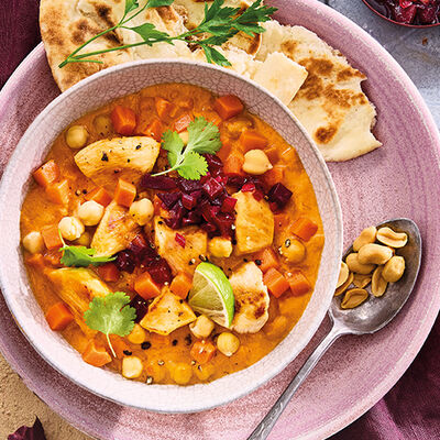 Curry de zanahoria con trozos de filetitos de pollo asados 