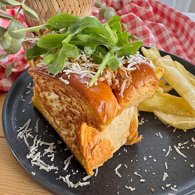 Brioche relleno de alb&oacute;ndigas con rag&uacute; a la bolo&ntilde;esa "propuesta de @saltando_la dieta"