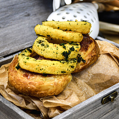 Caracolas de hojaldre con crema ib&eacute;rica y aros de cebolla 