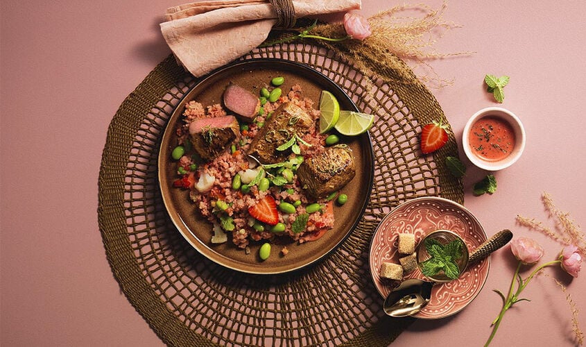 Medallones de lomo de cordero con cuscús en vinagreta de fresa y menta