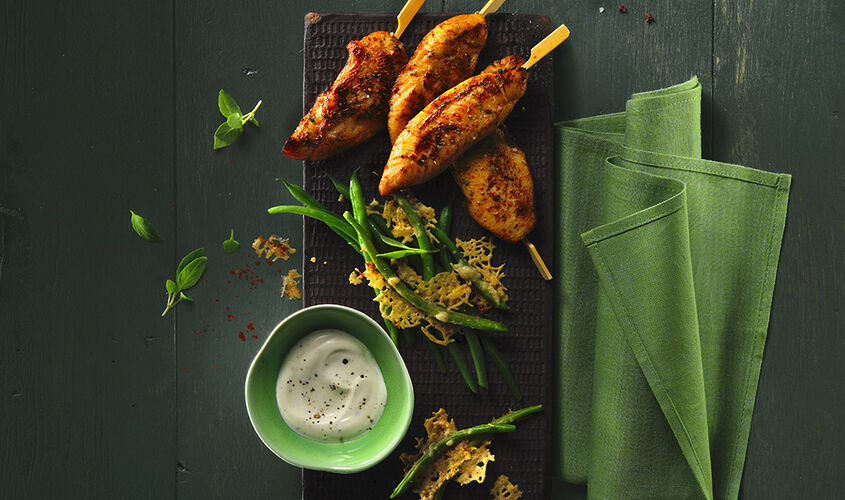 Jud&iacute;as al parmesano con pollo y skyr de ajo