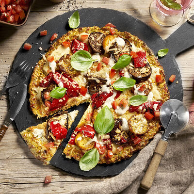 Pizza de brócoli sin gluten con verduras a la parrilla