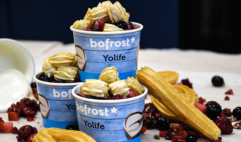 Yolife con frutos rojos y crujiente de churros