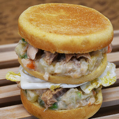 S&aacute;ndwich de ensaladilla de caballa con huevo frito 