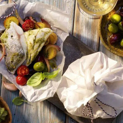 Filete de dorada con tomates cherry, aceitunas, patatas y pesto