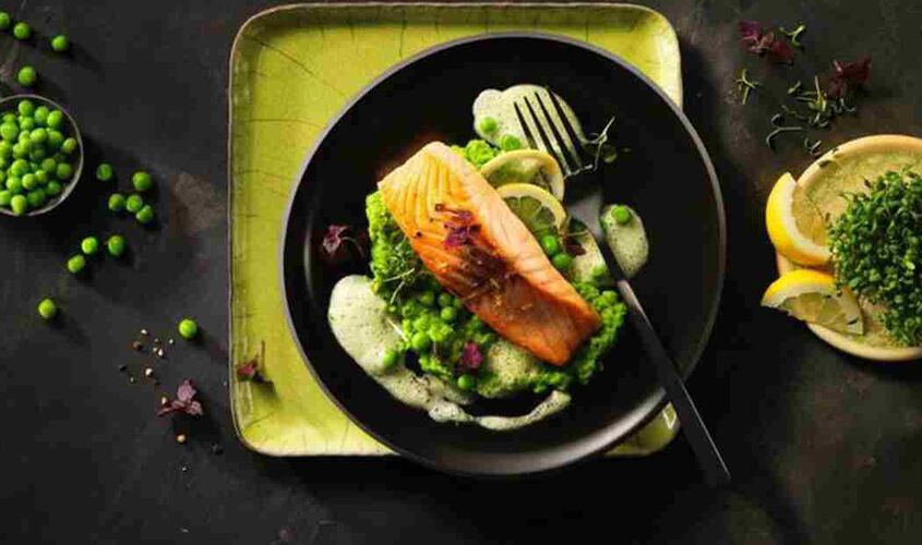 Salmón al limón con colirrábano y espuma de berros