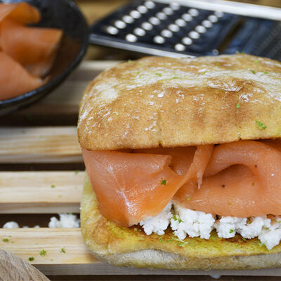 Sándwich de salmón, queso roto y lima 