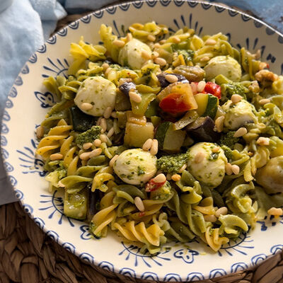 Amanida de pasta amb verdures i pesto  "creada per @lasrecetasdeazy"