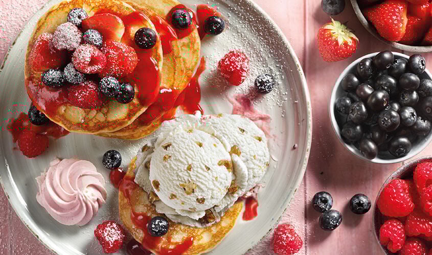 Torre de pancakes con frutos rojos, crema de frambuesa y helado de nueces 