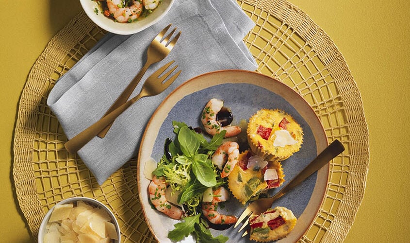 Pastelitos de tortilla y pimientos con gambas en salsa de hierbas arom&aacute;ticas