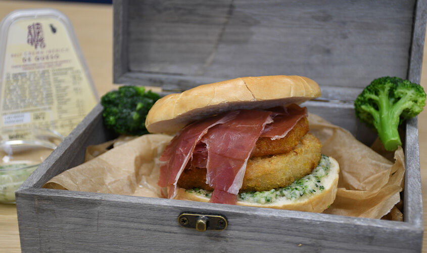 Hamburguesa crujiente de pollo con jamón y crema de queso ibérica