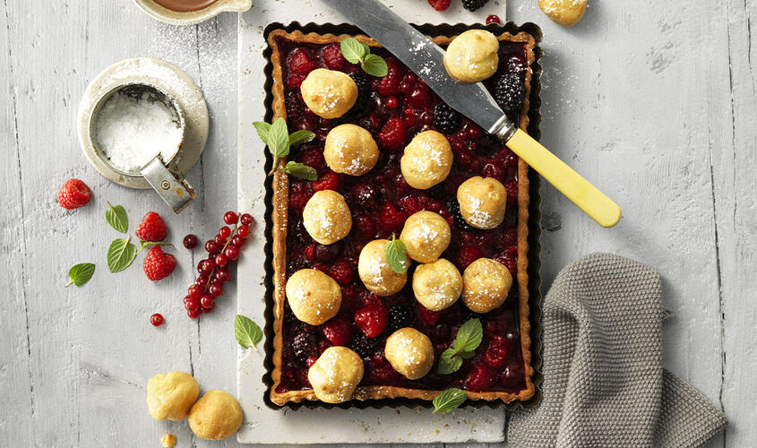 Tarta de frutas del bosque con profiteroles