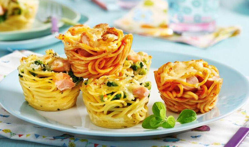 Nidos de pasta de colores