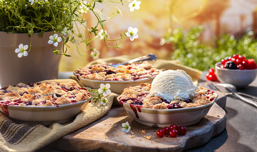 Crumble de frutas del bosque con helado