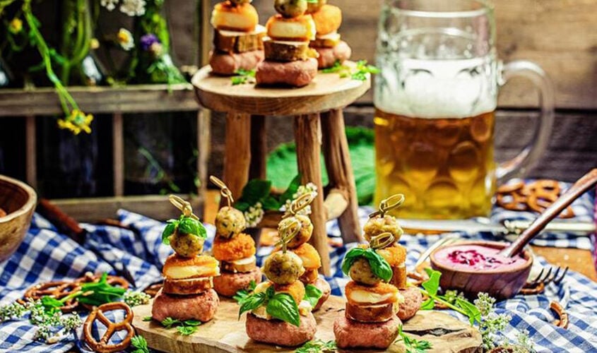 Brochetas de Oktoberfest con salsa de ar&aacute;ndanos