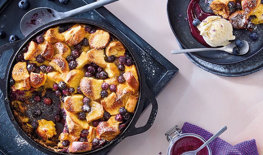 Cazuela de tarta de manzana con helado de Vainilla Bourbon y ar&aacute;ndanos