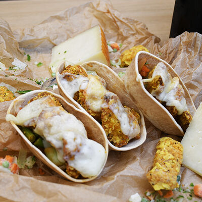 Góndolas de chicken nachos y queso gratinado